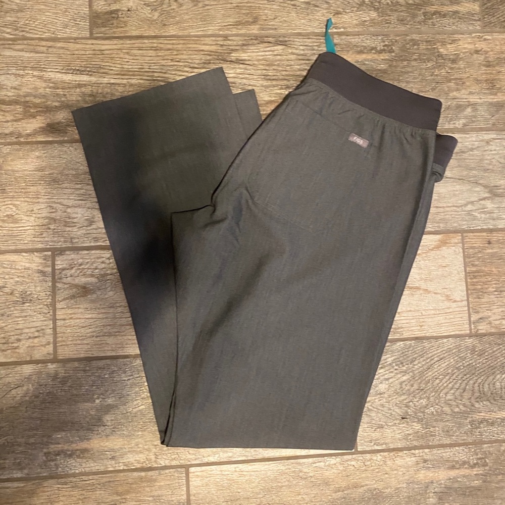 Graphite Livingston figs scrub pants